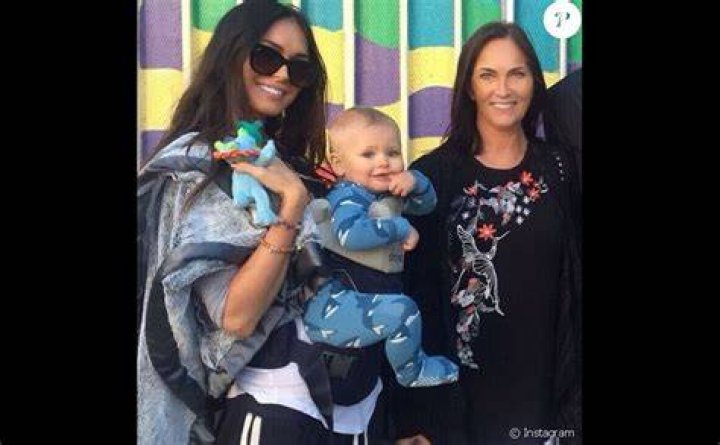 Megan Fox pose avec son fils Journey, 1 ans, et sa maman Gloria Darlene